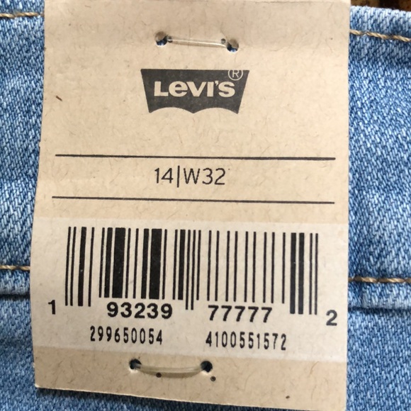 New Levis Women’s Mid-length shorts.  Size 14/W32. - Picture 9 of 16